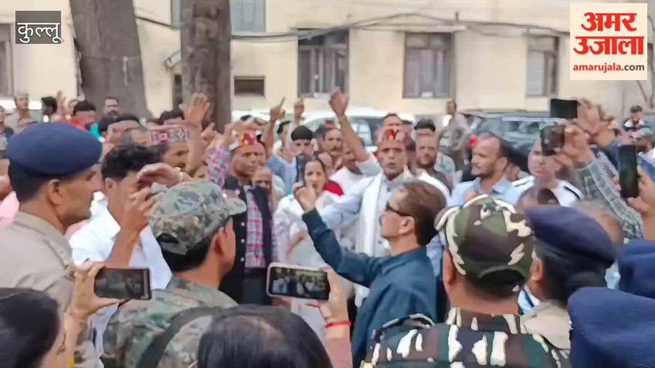 Kullu: Supporters of the Independent candidate from Dhaugi Ward reach the DC office; allege rigging in vote counting