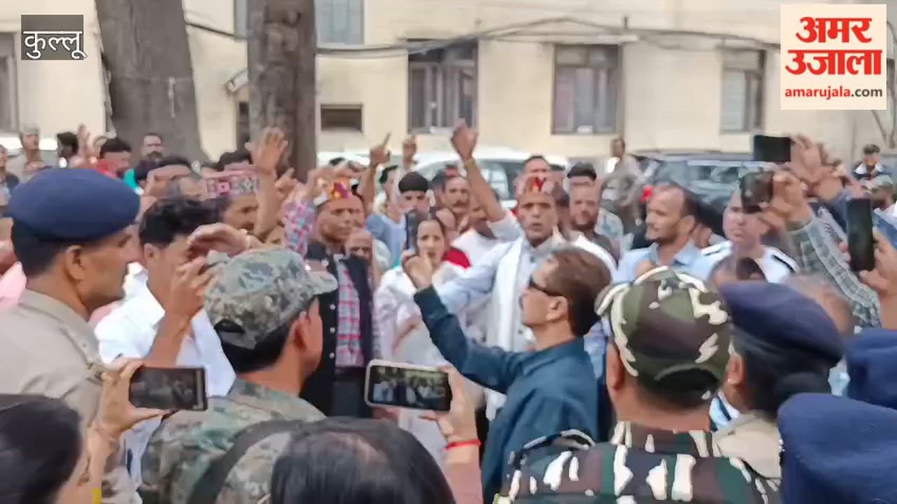 Kullu: Supporters of the Independent candidate from Dhaugi Ward reach the DC office; allege rigging in vote counting