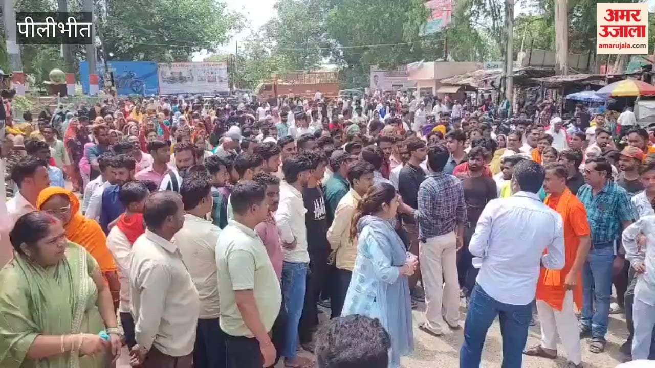 Nagar Panchayat Chairman reached the Collectorate in Pilibhit with his supporters