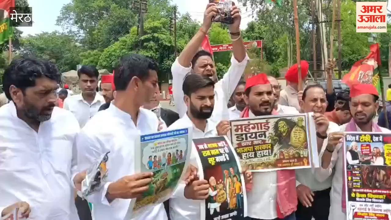 Meerut: SP Stages Unique Protest Against Inflation, Pulls Car and Distributes Toffees