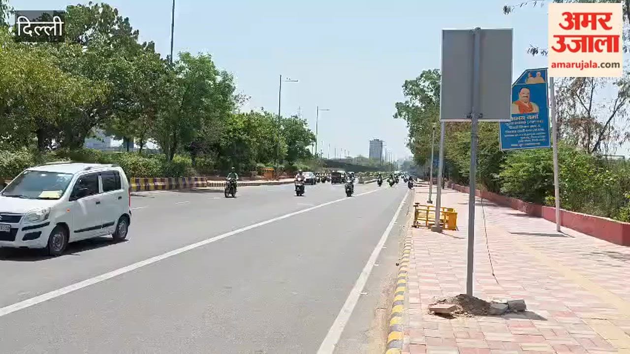 Poor condition of Rainy Well bus stop in Delhi