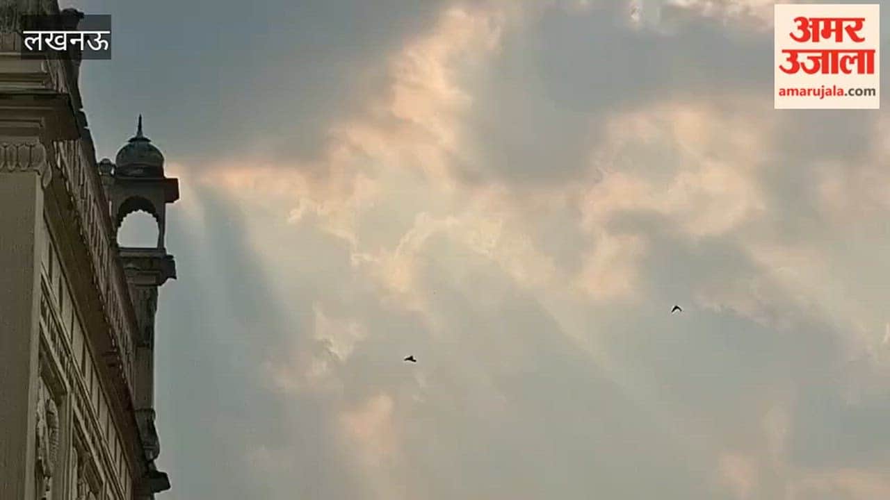 लखनऊ में मौसम ने दी राहत, तो रूमी गेट घूमने पहुंचे पर्यटक