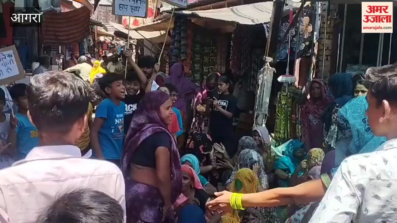 Water Crisis Protest in Fatehpur Sikri: Women Block Road Outside Nagar Palika Office