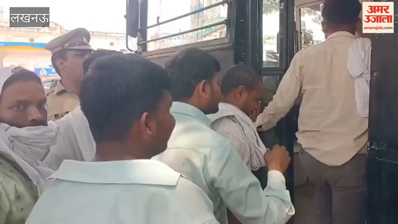 लखनऊ में सिटी बस कर्मियों की हड़ताल, हजरतगंज गांधी प्रतिमा पर कर्मियों ने किया प्रदर्शन