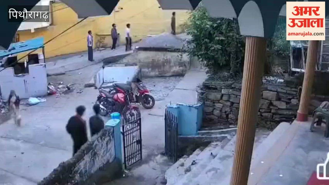 Two groups clashed in the middle of Pithoragarh town, leaving one youth injured