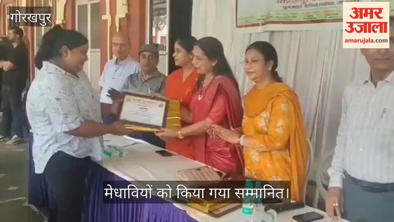 Marwari Seva Samiti honored the meritorious students in the Gorakhpur Club premises.