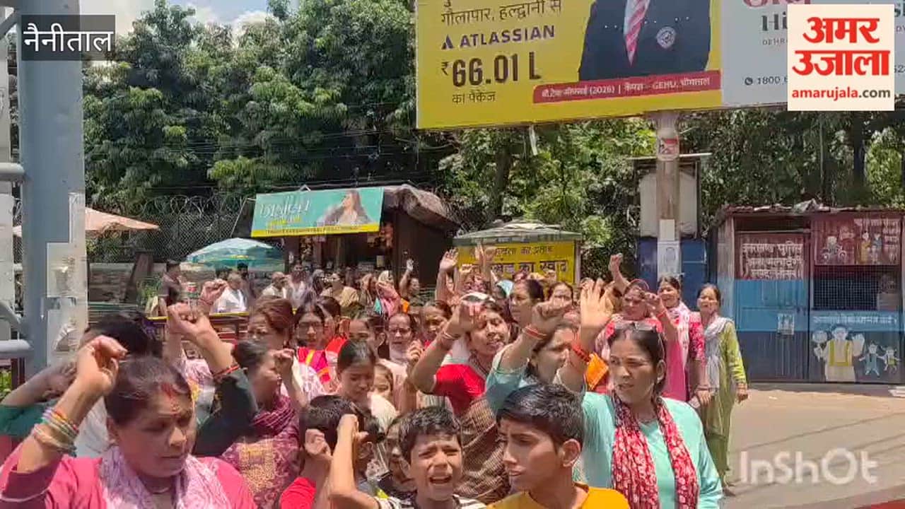 Women protest against liquor shop in Kaladhungi