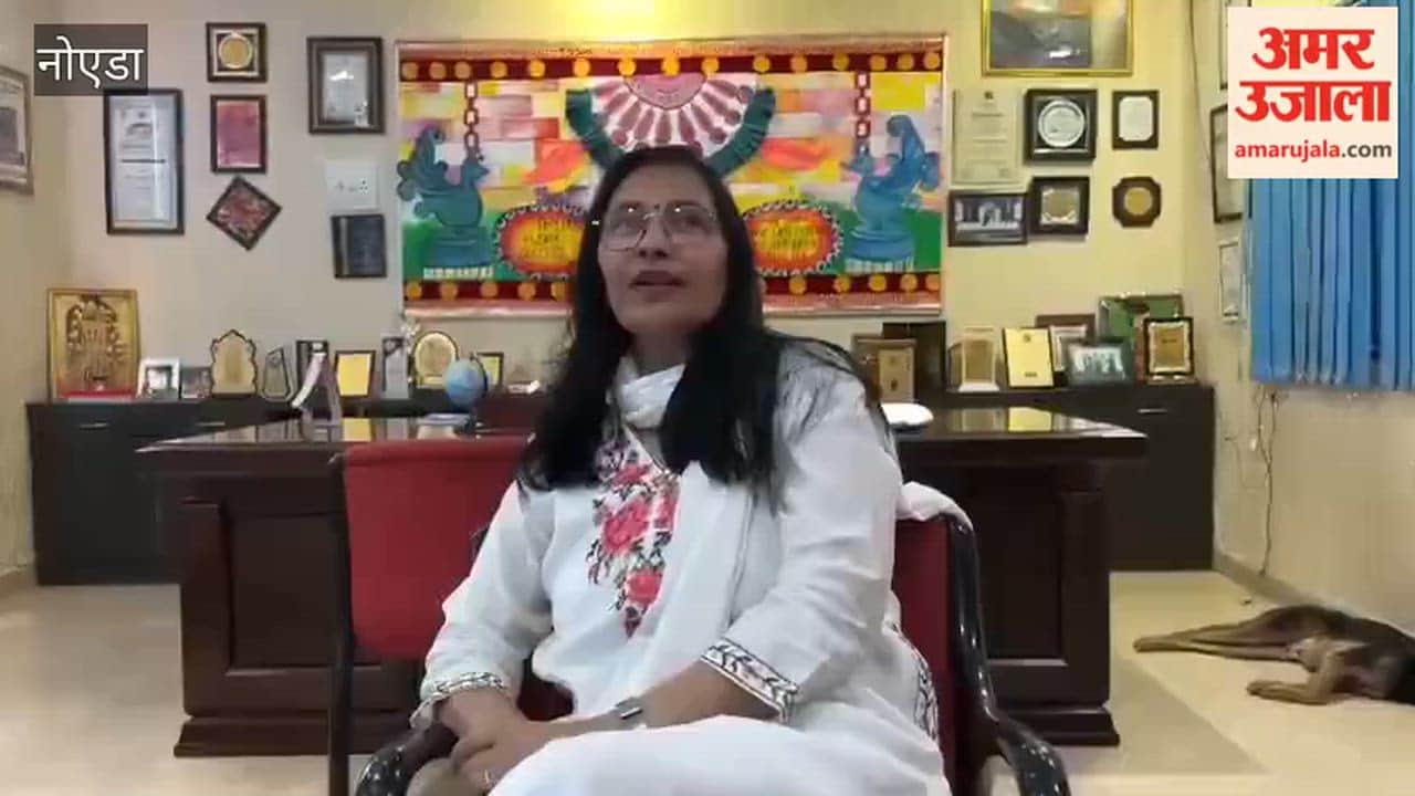 Greater Noida teacher shared views regarding English language