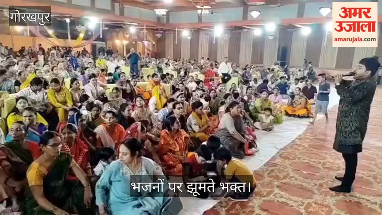 Devotees danced to the hymns of Pintu Sharma, a huge crowd gathered at the wedding venue on Bank Road.