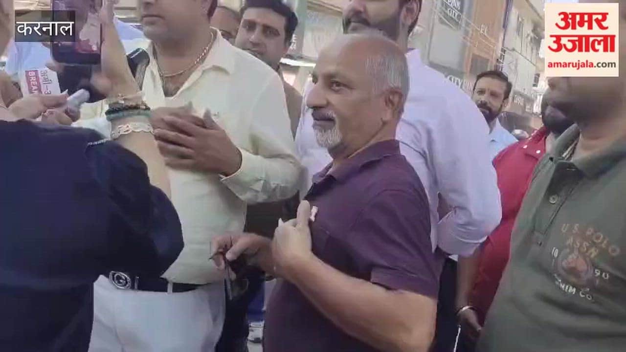 Traders protested against the challaning of two-wheelers