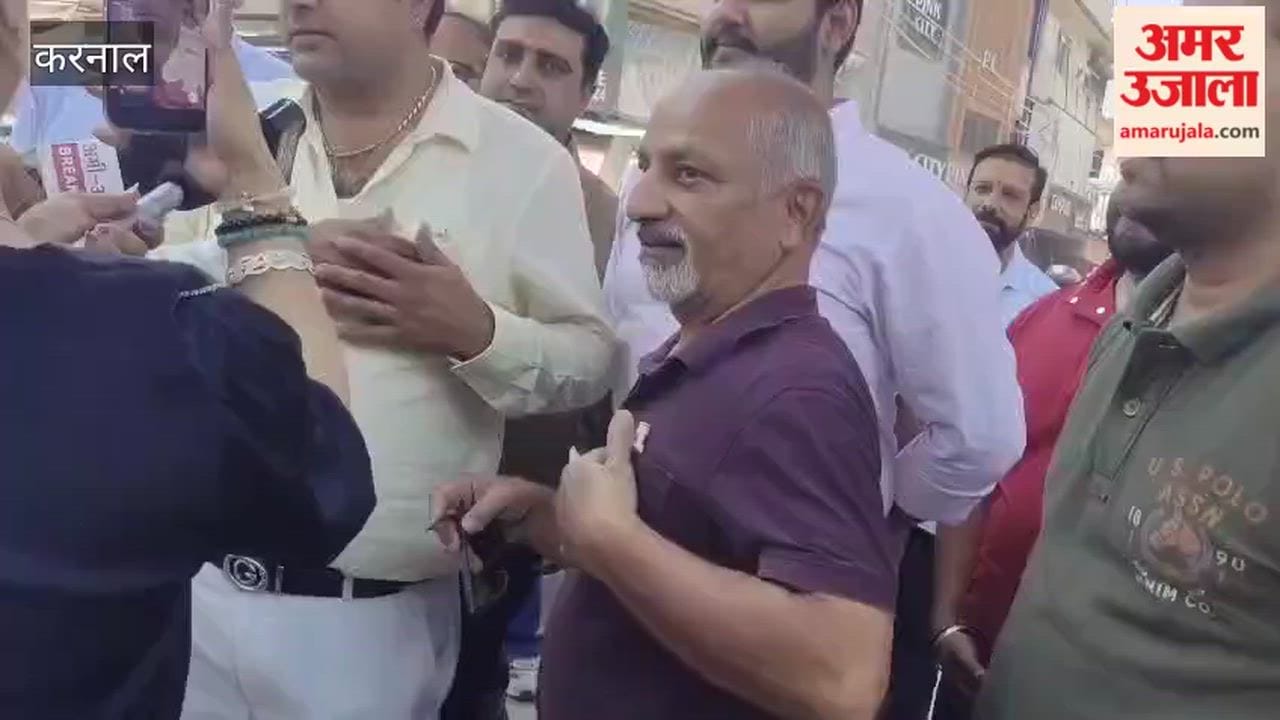 Traders protested against the challaning of two-wheelers