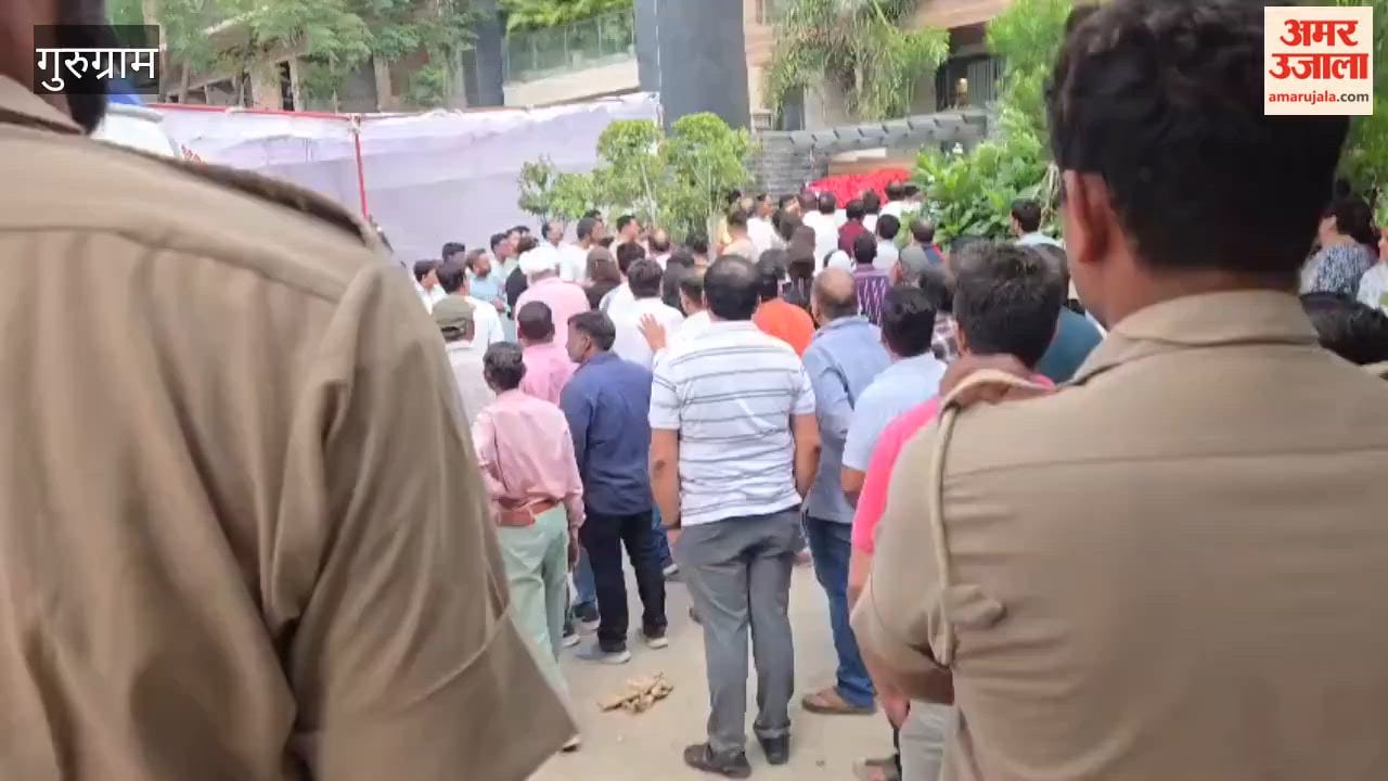 delhi hotel fire relatives perform last rites of vivek Agarwal family