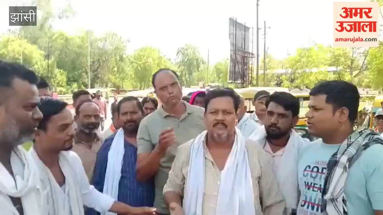 After being chased off the road, auto drivers reached the DRM office and demanded the construction of a stand.