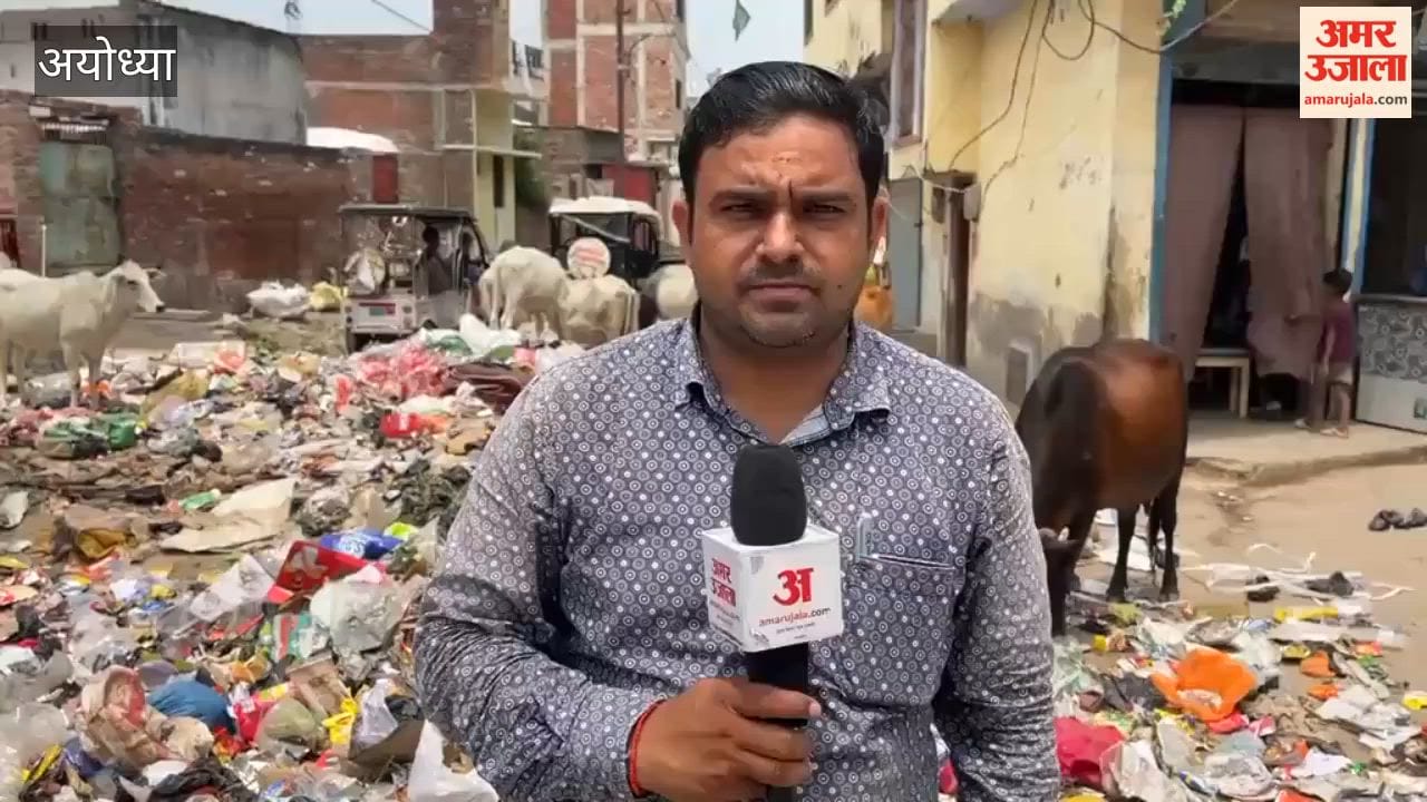 अयोध्या में कूड़े के ढेर के कारण पांच फीट की सड़क एक फीट में सिमटी