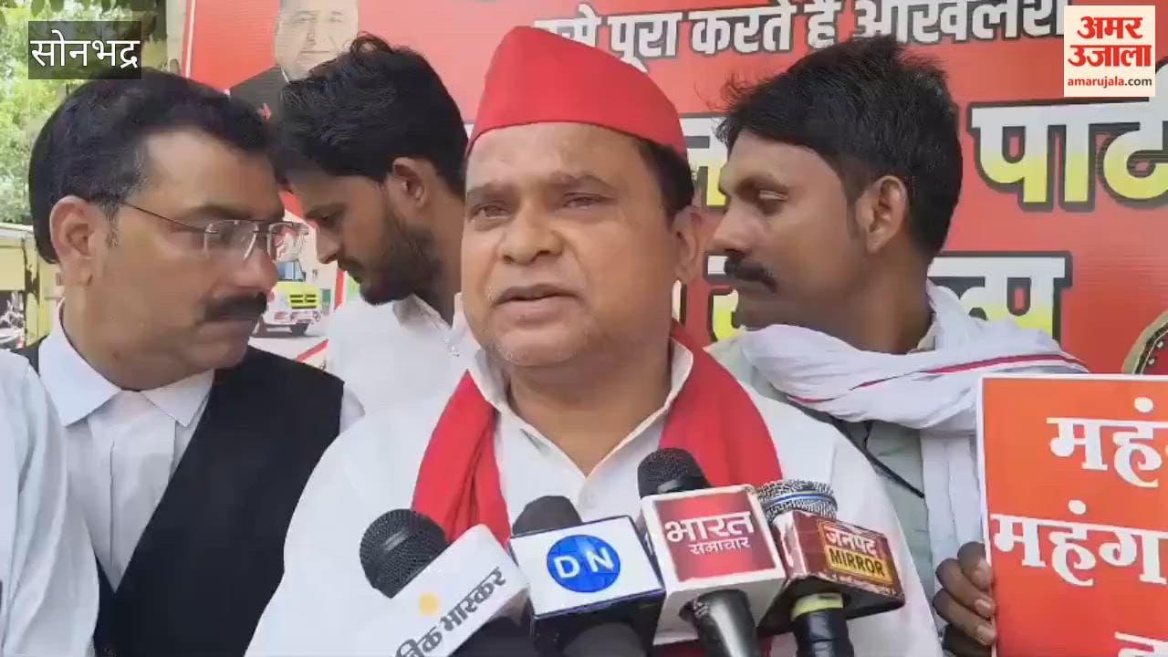 SP workers protest against government policies by holding street-corner meetings