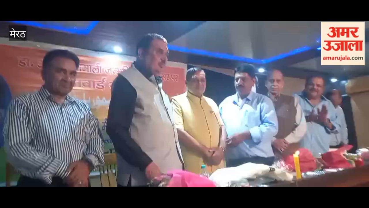 Lifetime Achievement Award given to Bollywood artist Raza Murad, who reached Meerut.
