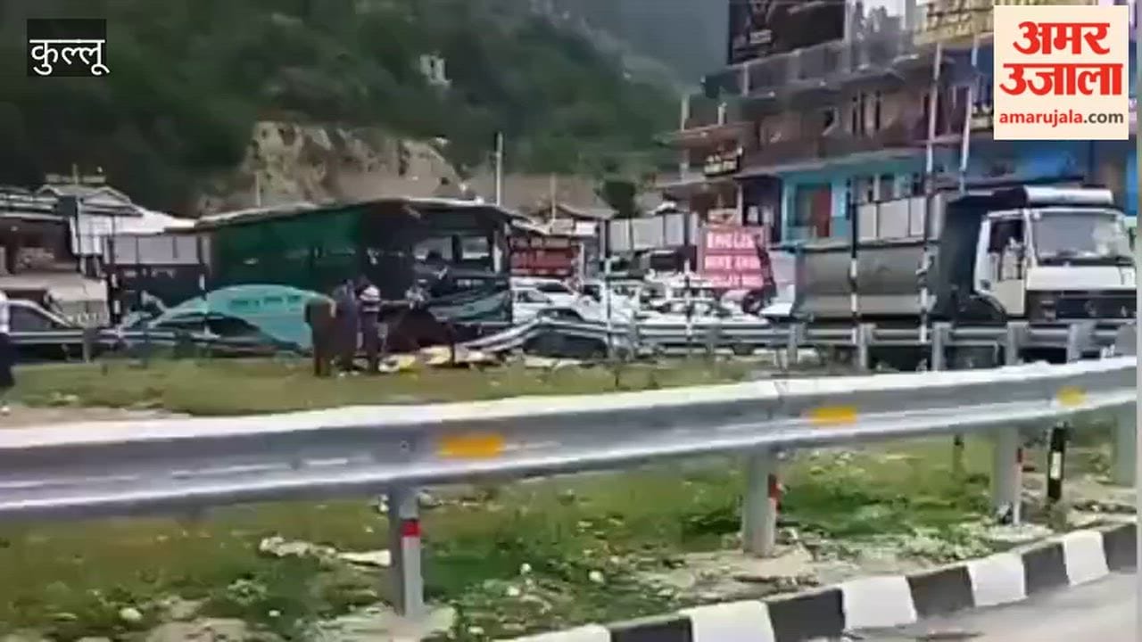 Kullu: HRTC bus meets with an accident at Hathithan Chowk in Bhuntar; driver and conductor safe