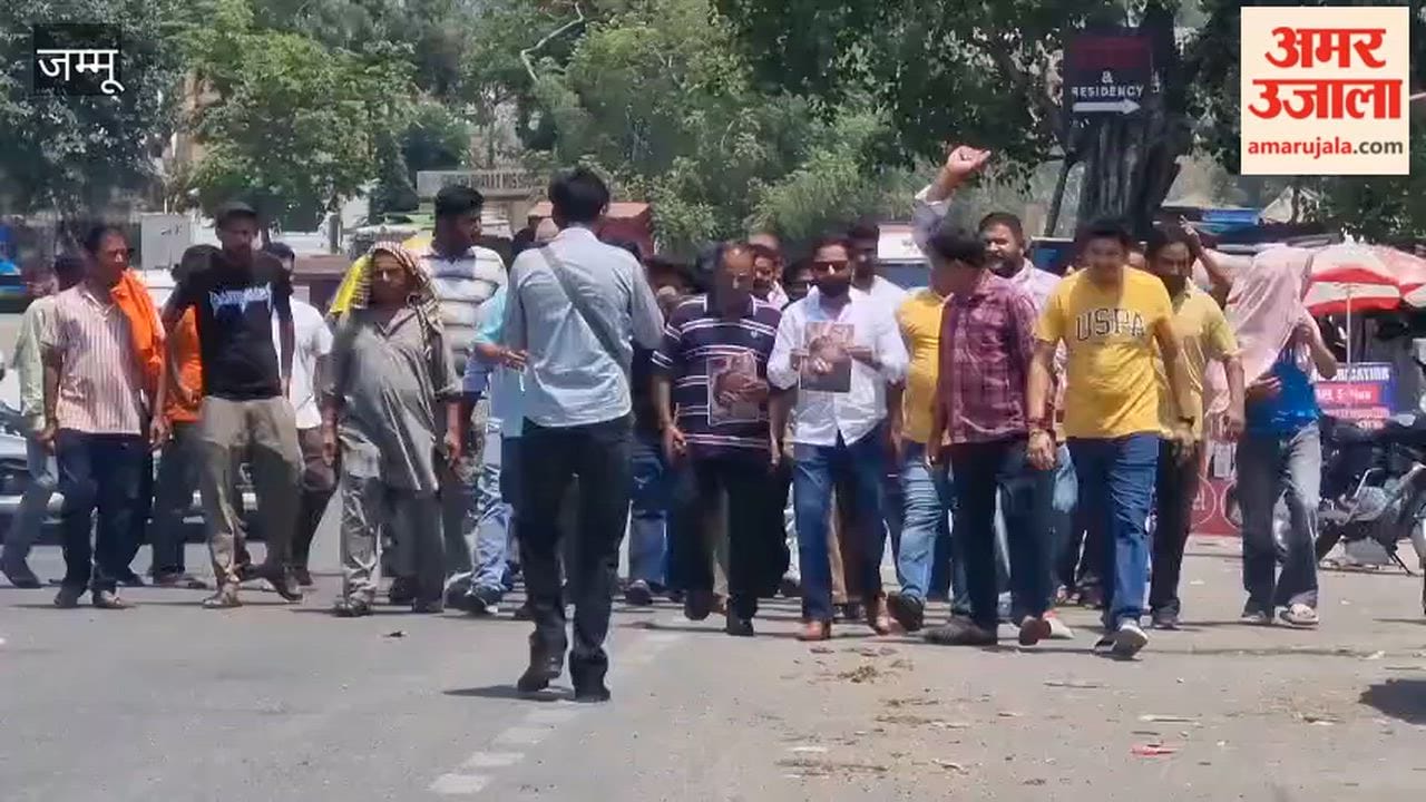 Sanitation workers' strike continues for the tenth day; government effigy burned in Lakhanpur.