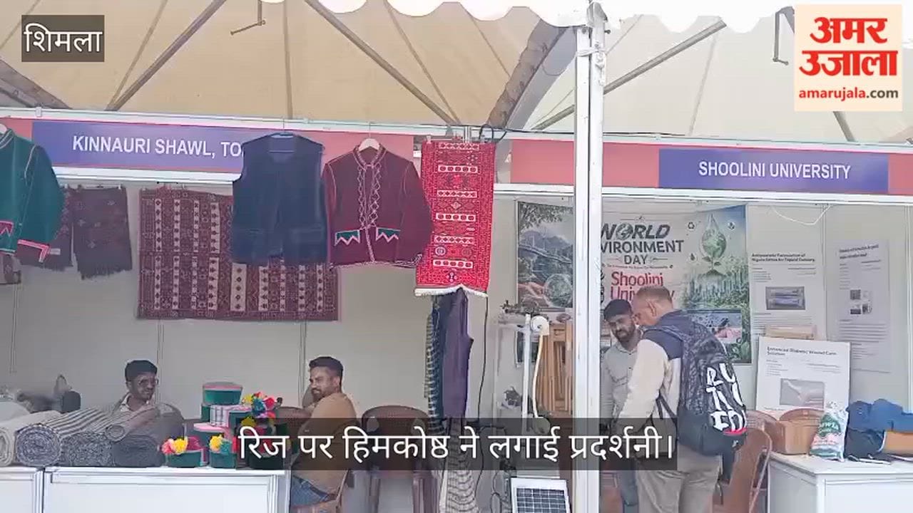 Himkosh hosts an exhibition on the Ridge; yarn made from pine needles becomes the center of attraction.
