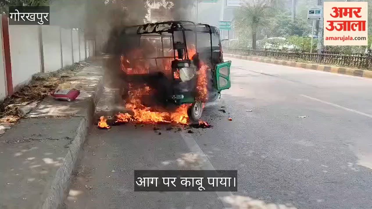 A tempo suddenly caught fire near University Square, causing panic at the spot.