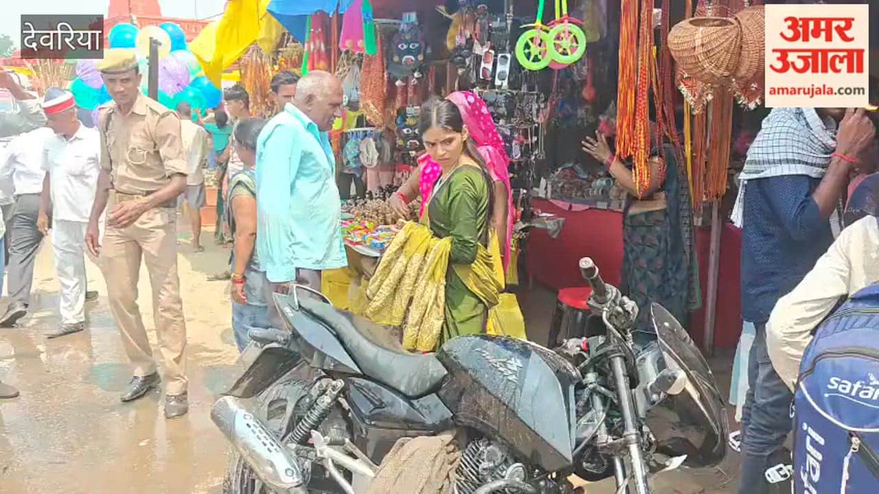 A bike caught fire in the temple premises; the SDM, who was on a tour, extinguished the fire.