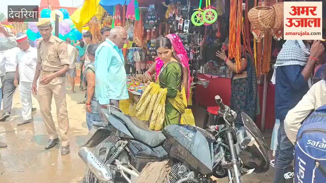 A bike caught fire in the temple premises; the SDM, who was on a tour, extinguished the fire.