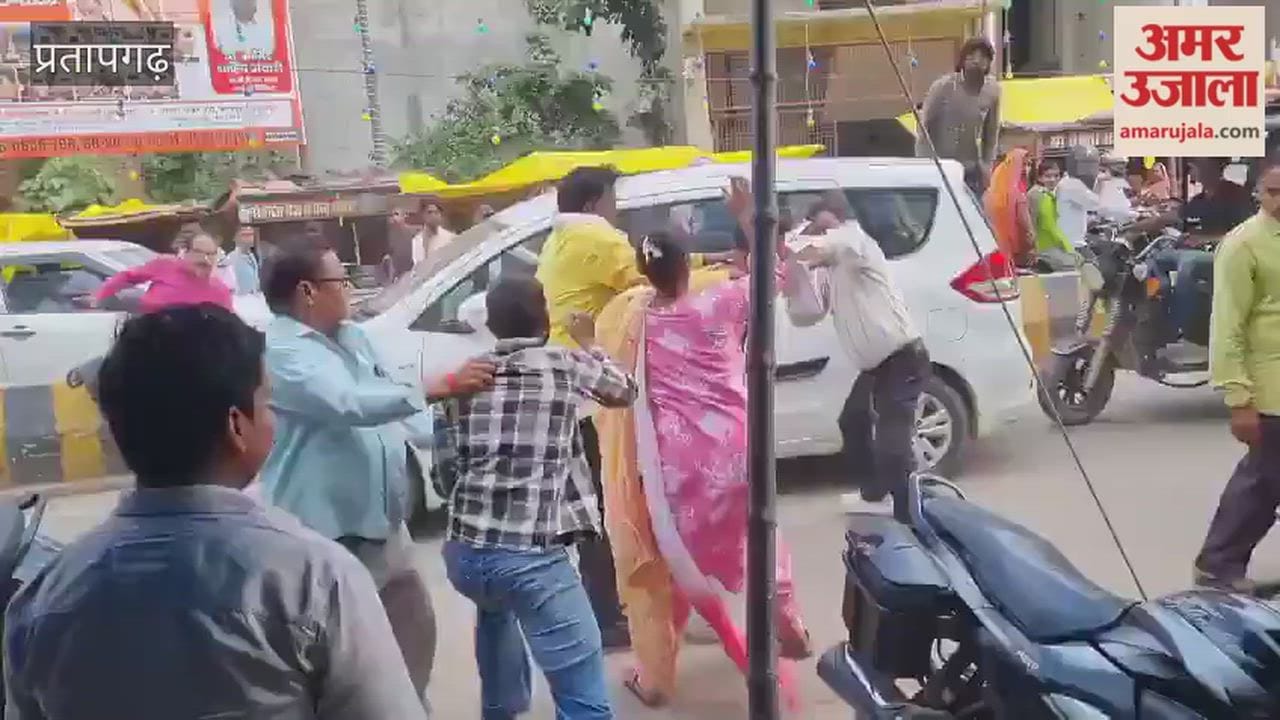 fierce street fight broke out between two groups in the Kotwali Nagar area, drawing a crowd of onlookers.