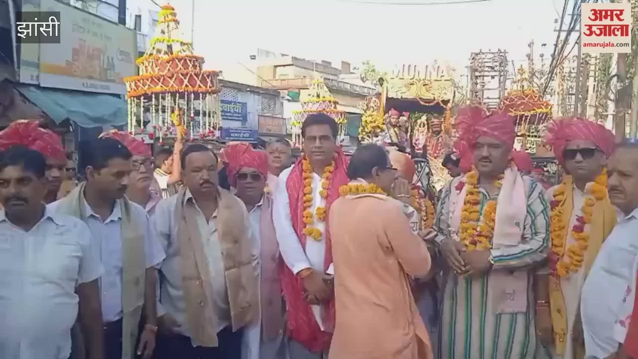 Vivah Panchami was celebrated at the Murli Manohar Temple, with the procession of Lord Rama going out with great pomp and show.