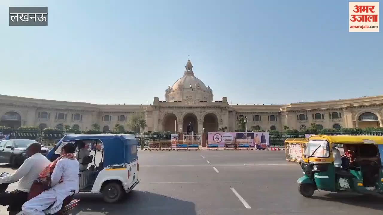 पीएम मोदी के कार्यकाल के 12 साल पूरे होने पर लखनऊ में लगे उपलब्धियों के पोस्टर