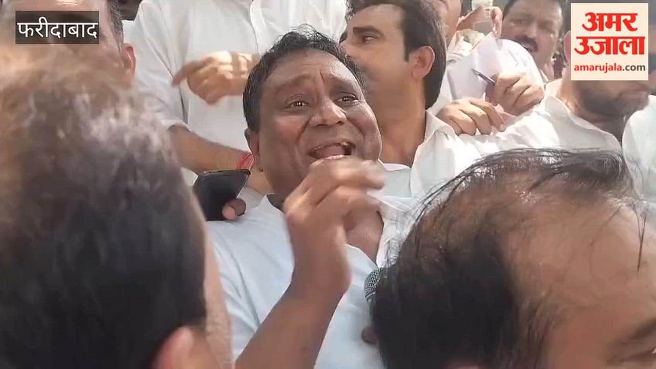 Demonstration of residents regarding action in Faridabad Nehru Colony