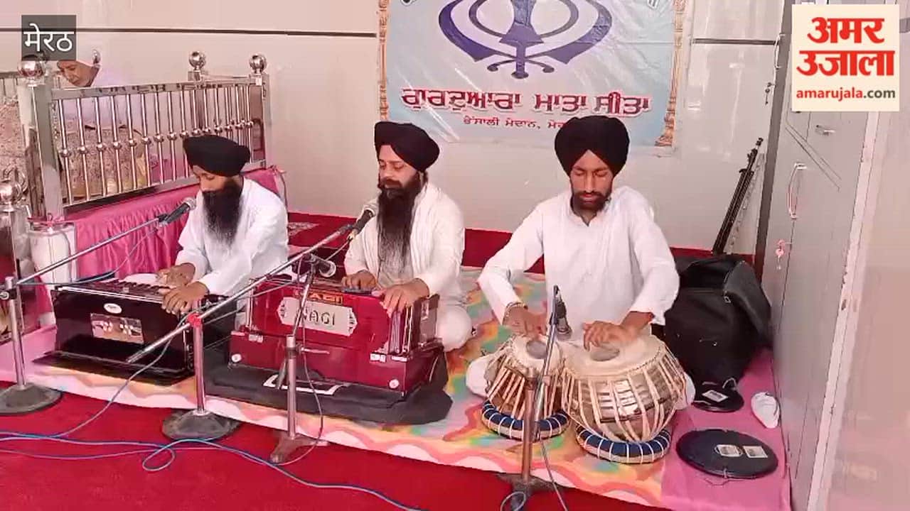 Meerut: Ragi group enthralled the congregation by performing kirtan.