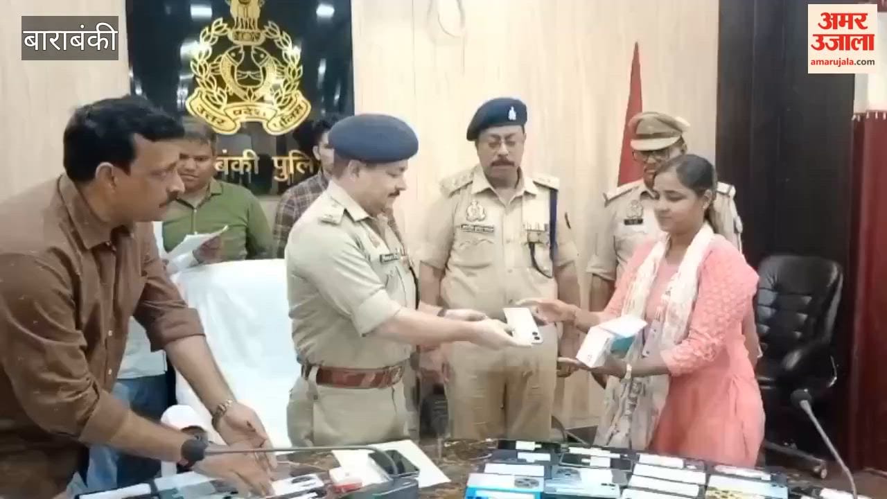 बाराबंकी में सीईआईआर पोर्टल से गुम हुए 77 मोबाइल बरामद, पुलिस ने लोगों को सौंपे