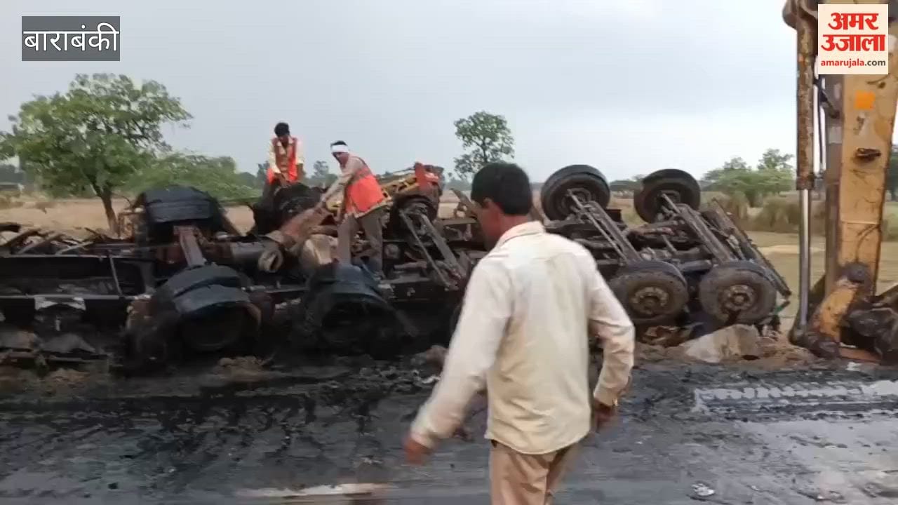 बाराबंकी में हाईवे पर दो ट्रकों में भीषण टक्कर के बाद लगी आग, जिंदा जल गया चालक