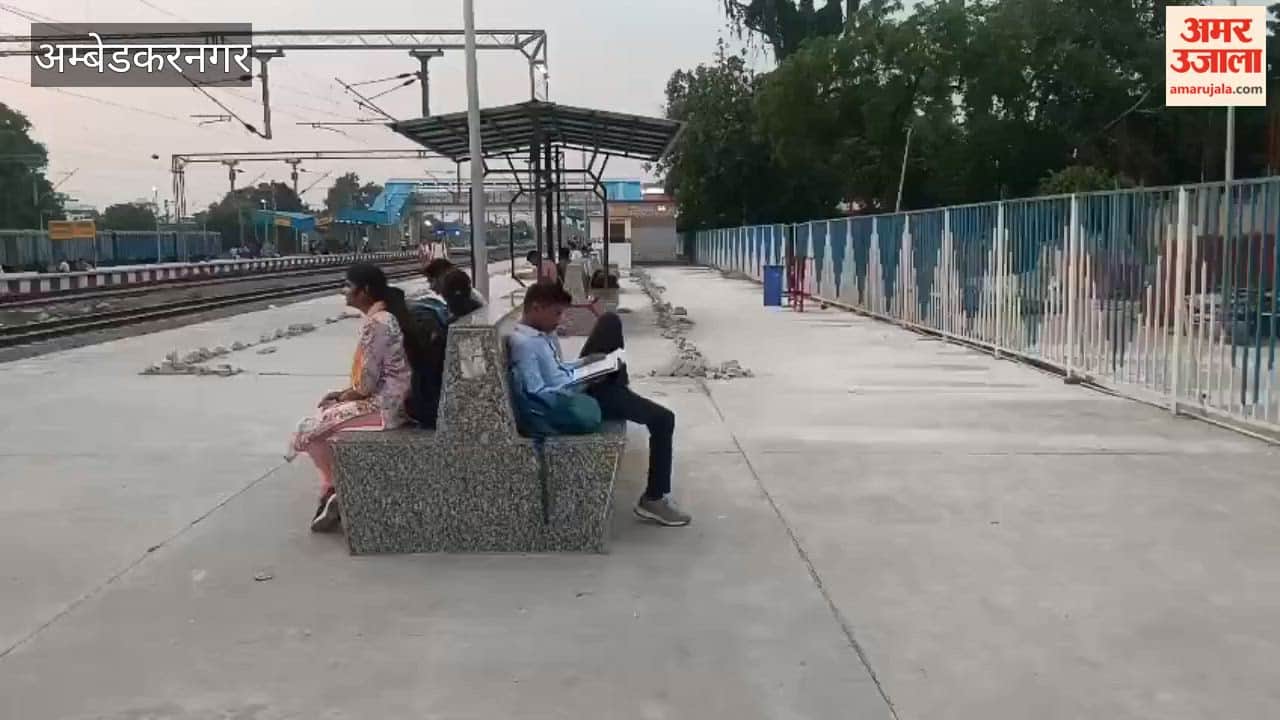 अंबेडकरनगर में रेलवे स्टेशन के प्लेटफॉर्म पर जमीन पर सोने को मजबूर पुलिस भर्ती परीक्षा देने पहुंचे बेरोजगार युवा