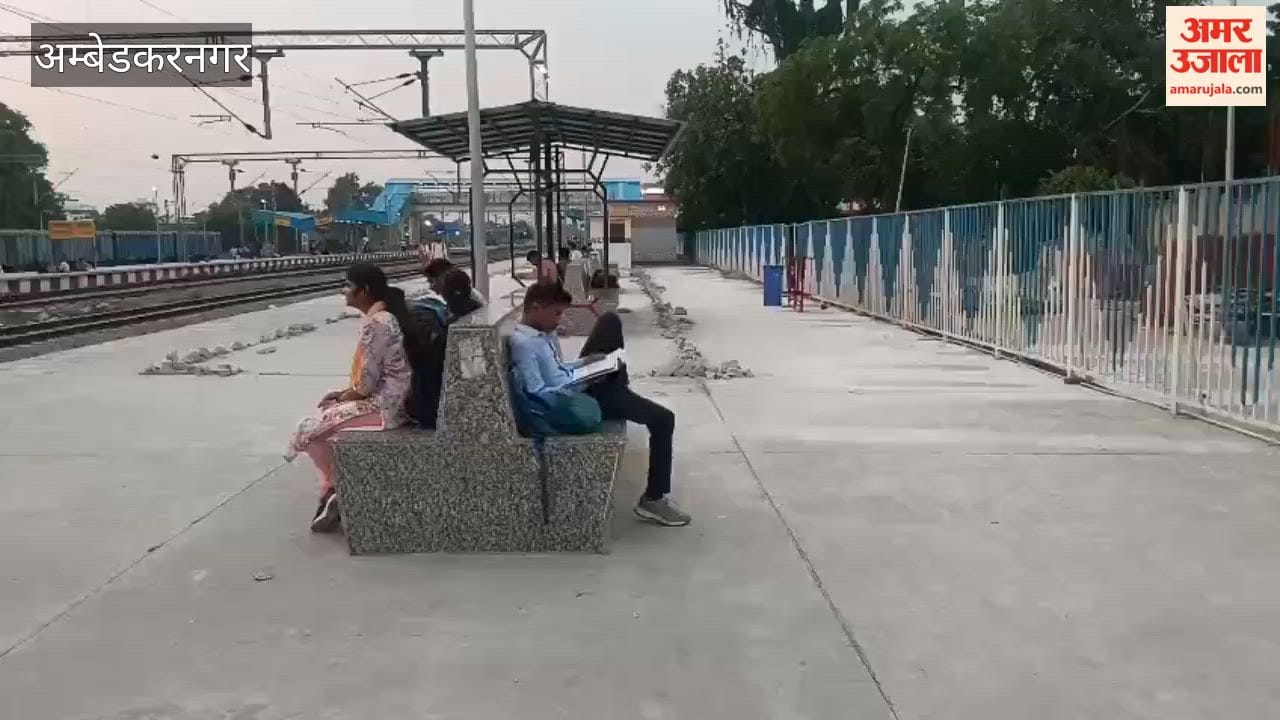 अंबेडकरनगर में रेलवे स्टेशन के प्लेटफॉर्म पर जमीन पर सोने को मजबूर पुलिस भर्ती परीक्षा देने पहुंचे बेरोजगार युवा