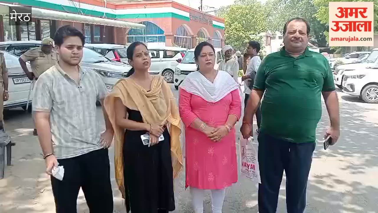 Meerut: Women from Shastri Nagar arrive to meet the DM.