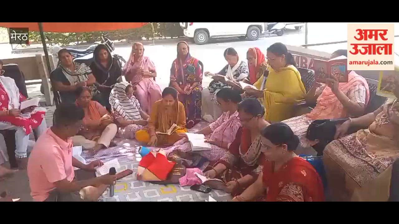 Meerut: Protest against the 'setback' continues in Shastri Nagar; women perform prayers.