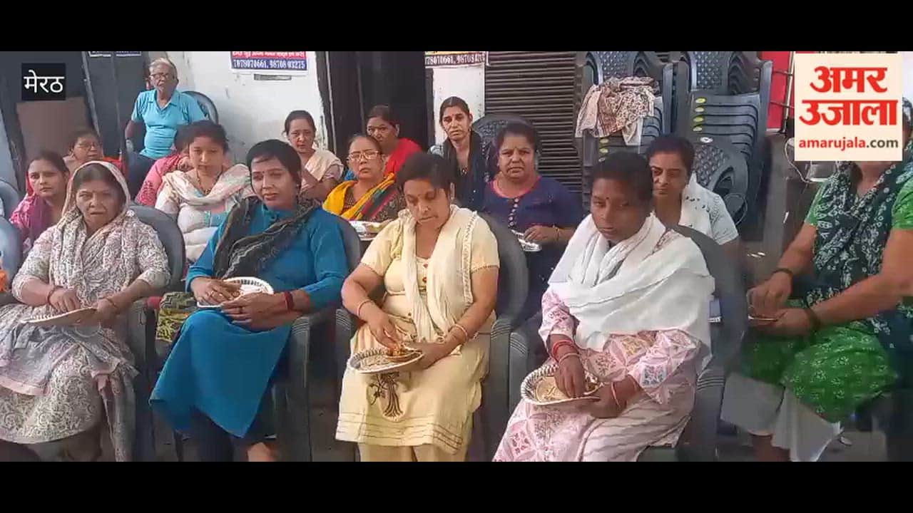 Meerut: Protest against 'Setback' continues; women are eating meals right at the protest site amidst the heat.