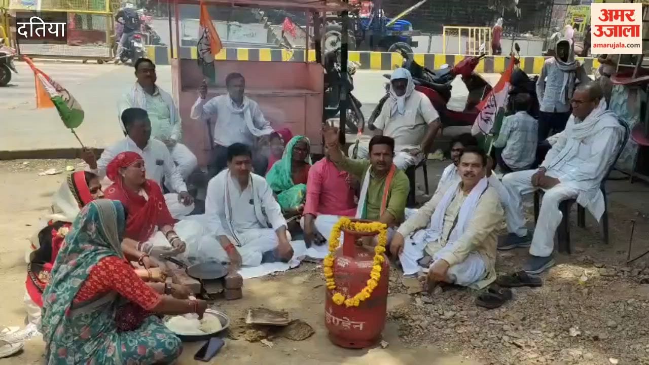 Congress protests against rising cooking gas prices, cooks food on street stoves