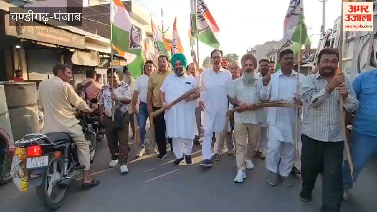 Congress protests against AAP in Pathankot