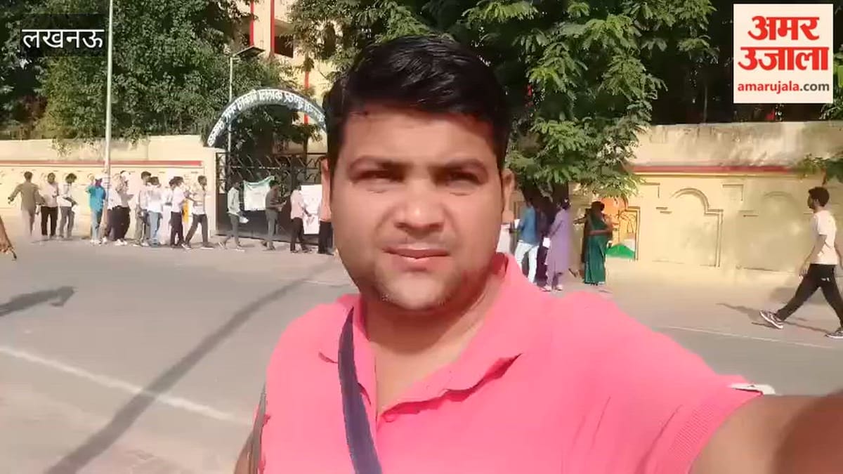 लखनऊ में सिपाही भर्ती की प्रथम पाली की परीक्षा के लिए जांच के बाद सेंटर में दिया जा रहा प्रवेश