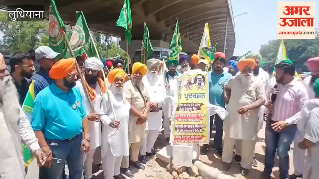 Protest by members of farmers' unions outside the Ludhiana DC office.