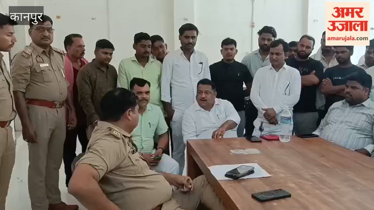 Over fifty traders arrived at the police station to demand action against the Sub-Inspector