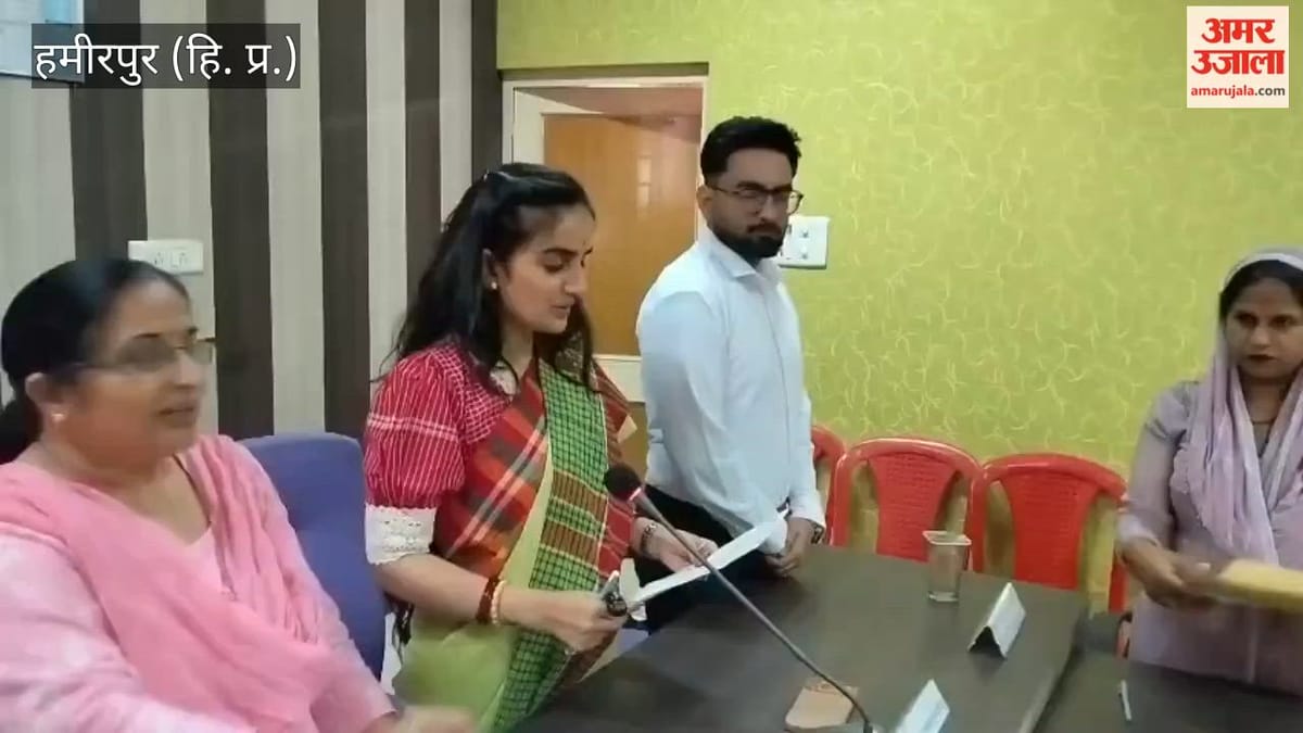 Hamirpur: जिप के 19 नवनिर्वाचित सदस्यों ने ली शपथ, परिषद के सम्मेलन हॉल में शपथ ग्रहण समारोह
