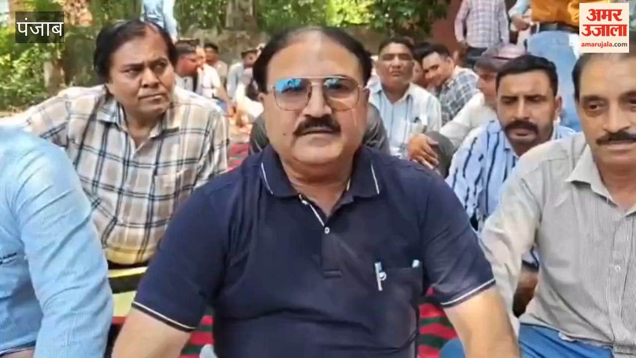 Pathankot electricity employees expressed their outrage against the lathi-charge on linemen.