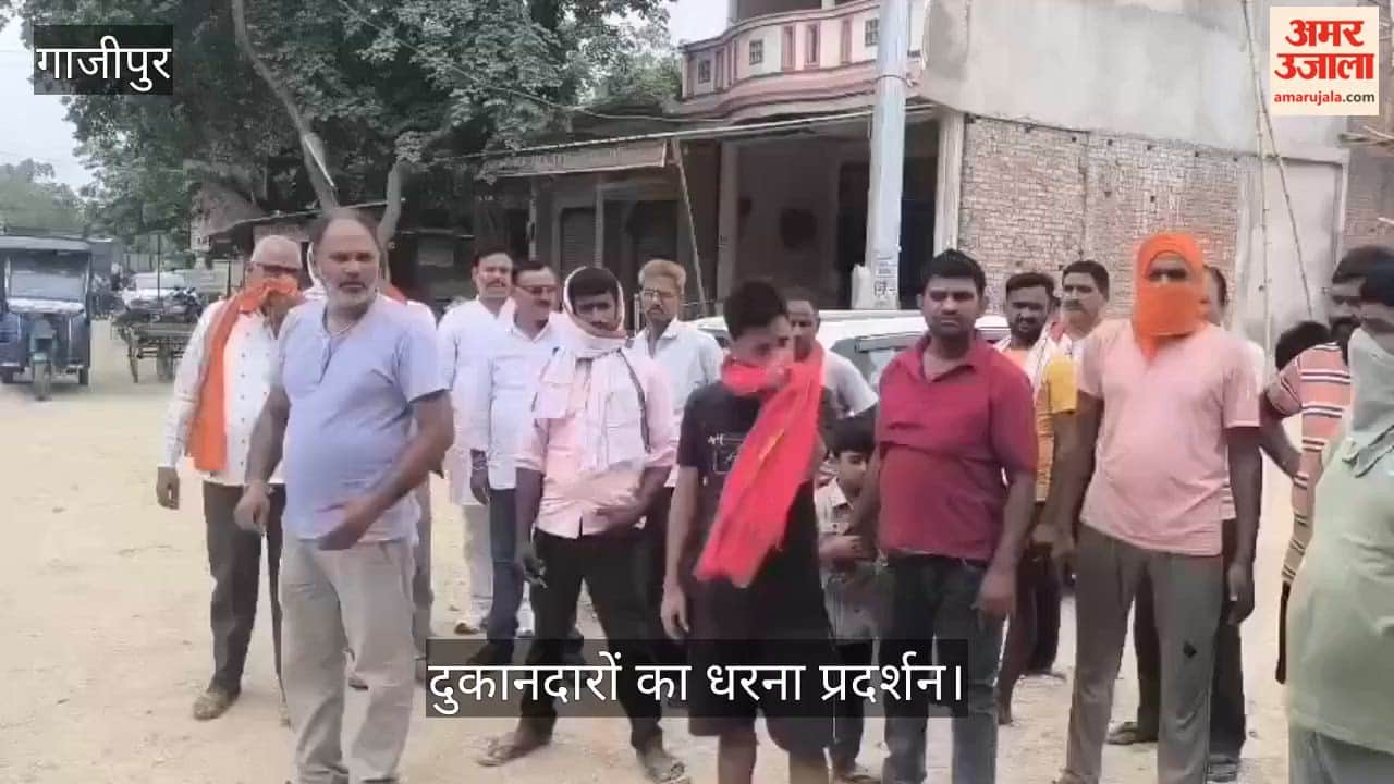 Shopkeepers stage protest against airborne dust warn of road blockade in ghazipur