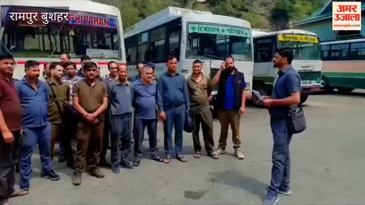 Kullu: The Conductors' Union staged a protest at the Ani bus stand, raising loud slogans against the government and the corporation management