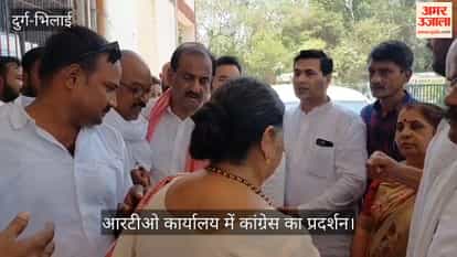 Congress workers, irked by the delay in license issuance gheraoed the Durg RTO