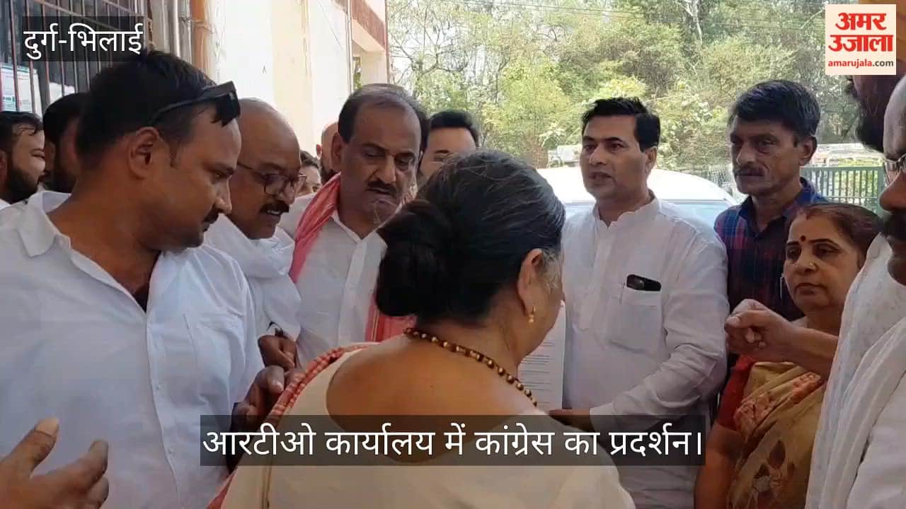 Congress workers, irked by the delay in license issuance gheraoed the Durg RTO