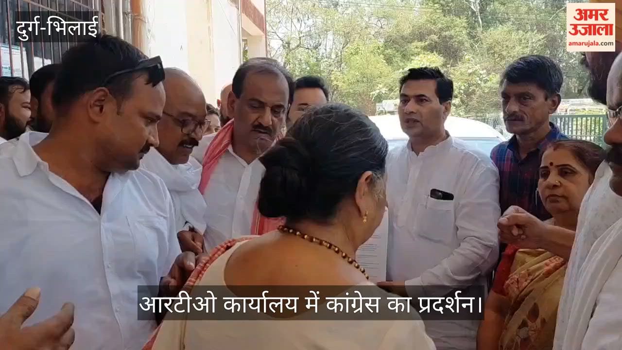 Congress workers, irked by the delay in license issuance gheraoed the Durg RTO